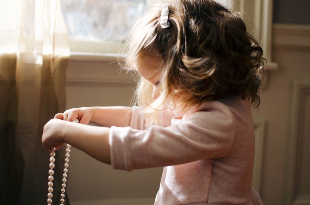 Little girl with pearls, Source: Stocksnap.io