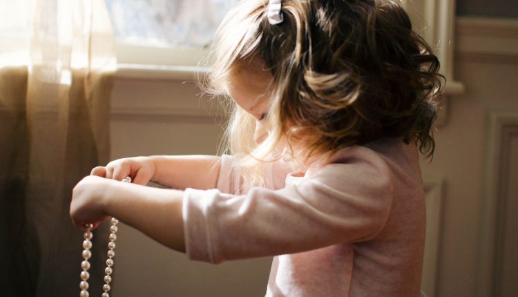 Little girl with pearls, Source: Stocksnap.io